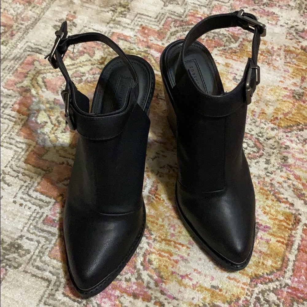 Black boot/heel with buckle
